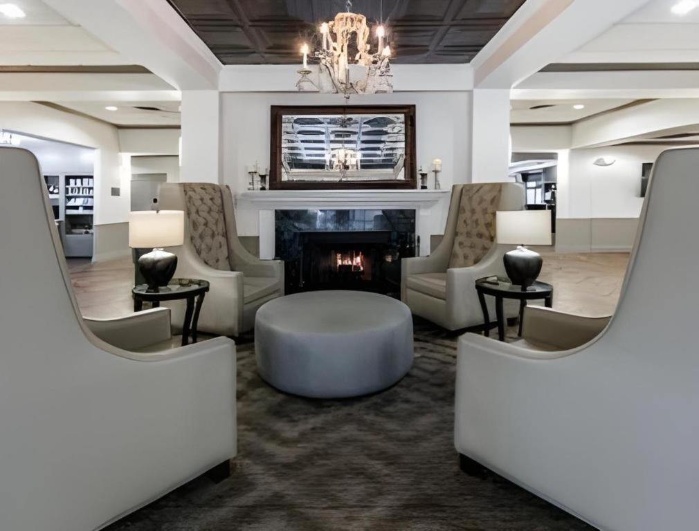 Richmond Inn & Suites, A Trademark Collection Hotel